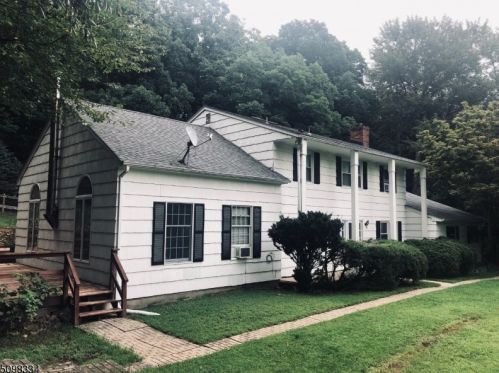 8 Dogwood Ct, Hackettstown, NJ 07840-4800