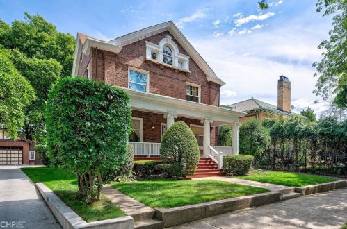 6747 Euclid Ave, Chicago, IL 60649-1027