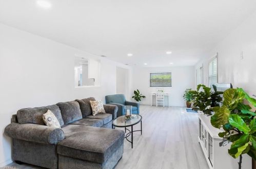 1096 Rordon Ave, Naples FL 34103-4577 exterior