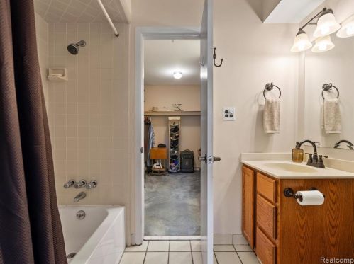 759 Kirts Blvd, Troy MI 48084-4844 exterior