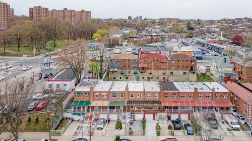 3917 De Reimer Ave, Bronx NY 10466-2128 exterior