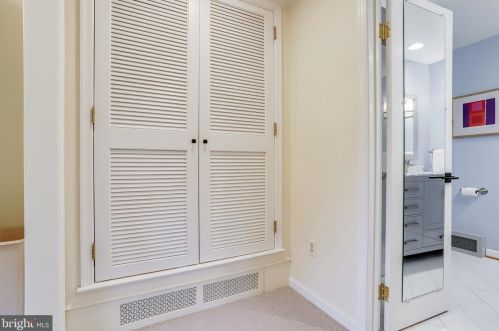 8909 Linton Ln, Alexandria VA 22308-2438 exterior