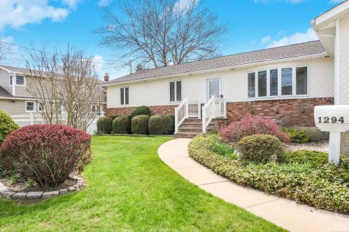 1294 America Ave, Babylon, NY 11704-4037
