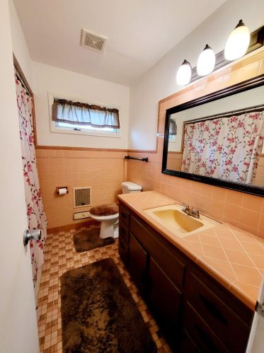 7476 Beckett Ave, Milwaukee WI 53218-5317 exterior