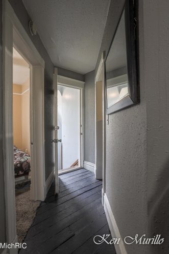 1556 Queen Ave, Grand Rapids MI 49505-4959 exterior