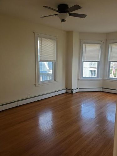 8 Ledyard St, Middletown RI 02840-1828 exterior