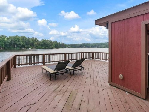 8474 Lake Dr, Lithonia GA  30039-6562 exterior