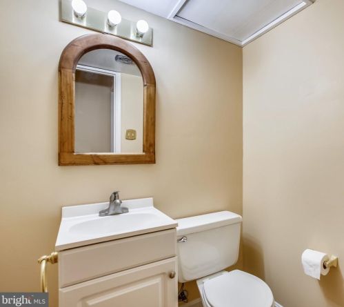 2232 Candlewood Dr, Alexandria VA 22308-1507 exterior