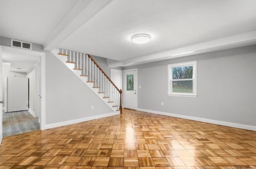 48 Clintonville Rd, North Haven CT 06473-2817 exterior