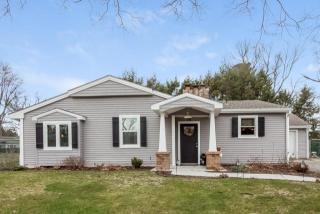 72 Squire Ln, Springfield MA  01118-1938 exterior