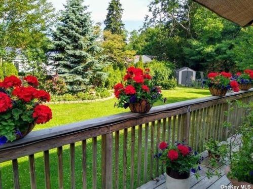 11 Maria Ct, Huntington Station NY 11746-2718 exterior