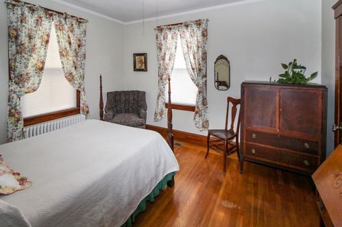 135 Gibbs Ave, Middletown RI 02840-2258 exterior