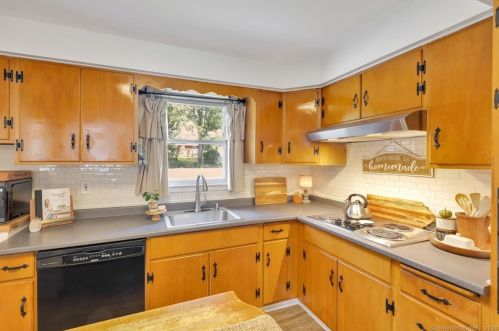 75 Boylston St, Meriden CT 06450-4737 exterior