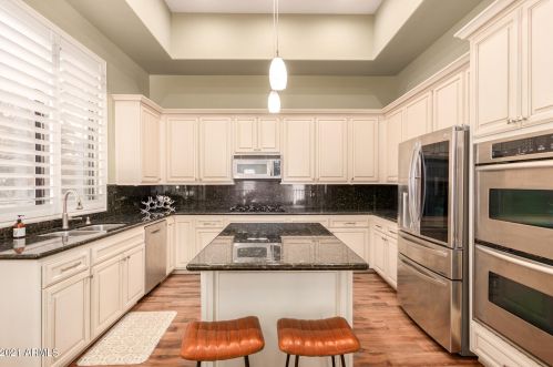 23002 52nd St, Phoenix AZ 85018-4402 exterior