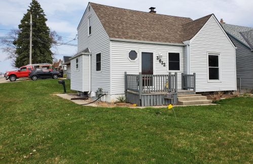3632 Howard Ave, Milwaukee, WI 53221-1017