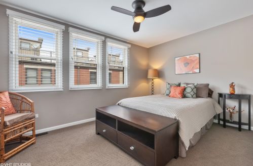 638 Oak St, Chicago IL  60610-7298 exterior