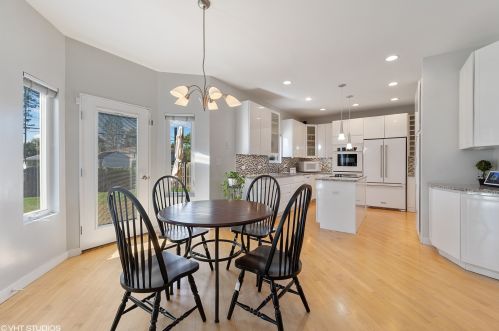 692 Indiana St, Elmhurst IL 60126-1345 exterior