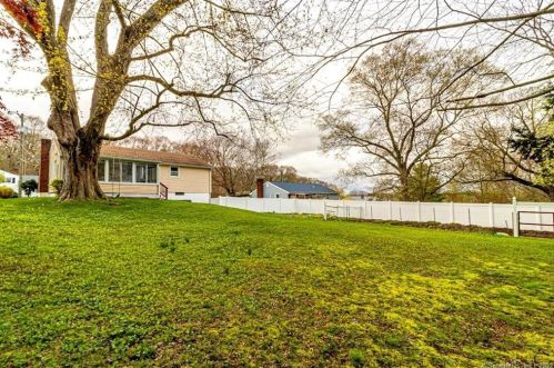 36 Park Avenue Ext, Uncasville CT 06382-1817 exterior