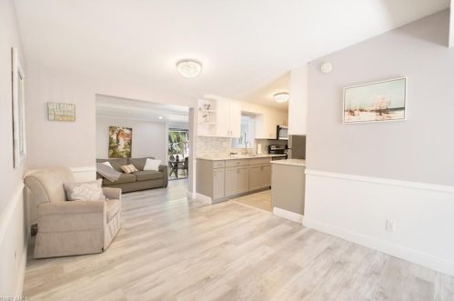 2047 Hbr Ln, Naples FL 34104-4218 exterior