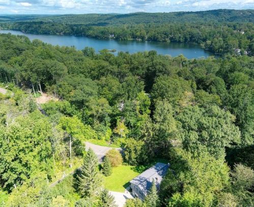 1 Hidden Lk Ct, Ridgefield CT 06877-2310 exterior