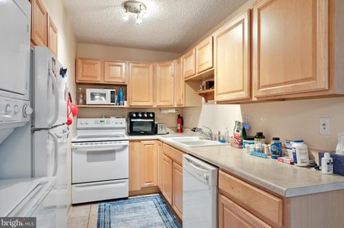 2051 Jason Dr, Huntingdon Valley PA 19006-1737 exterior