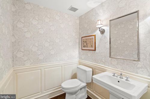 2906 N St, Washington DC 20024-3701 exterior