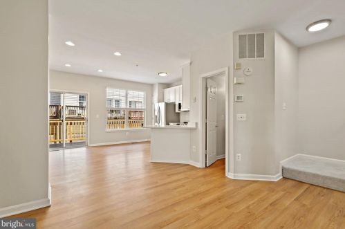 3805 Eisenhower Ave, Alexandria VA 22304-6427 exterior