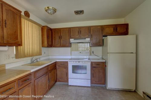 33 Constitution Blvd, Lakehurst, NJ 08759-1753