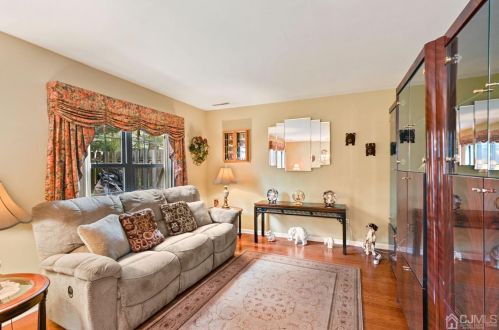 46 Woodfern St, Edison NJ 08820-1443 exterior