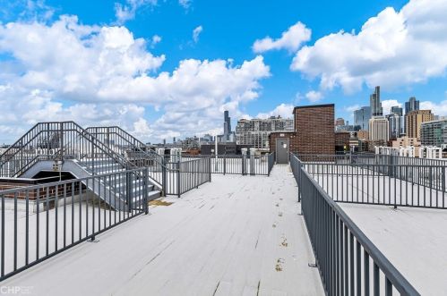 1802 State St, Chicago IL  60616-1611 exterior