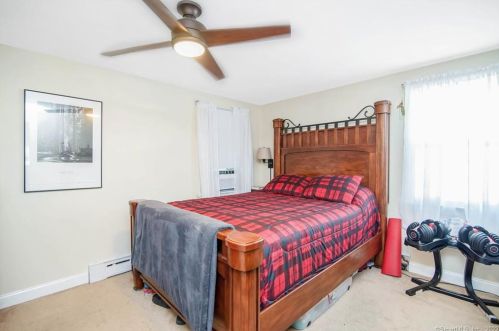 46 Spier Ave, Enfield CT 06082-4346 exterior