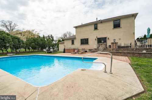 915 Standish Ave, Huntingdon Valley PA 19006-8725 exterior