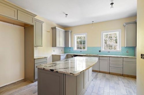 2 Cushing St, Providence RI 02906-2228 exterior