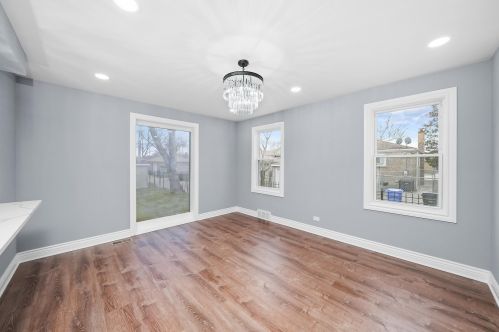 8247 Oglesby Ave, Chicago IL  60617-1927 exterior