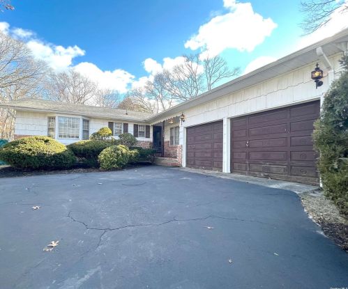 1195 Walnut Ave, Bohemia, NY 11716-2108