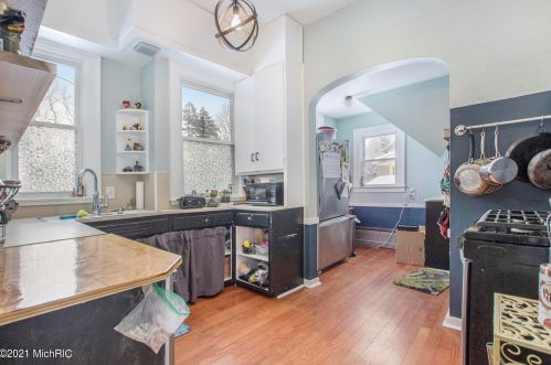 1302 Wealthy St, Grand Rapids MI 49506-2562 exterior