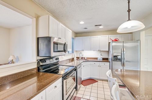 22 Carriage Pl, Edison NJ 08820-4020 exterior