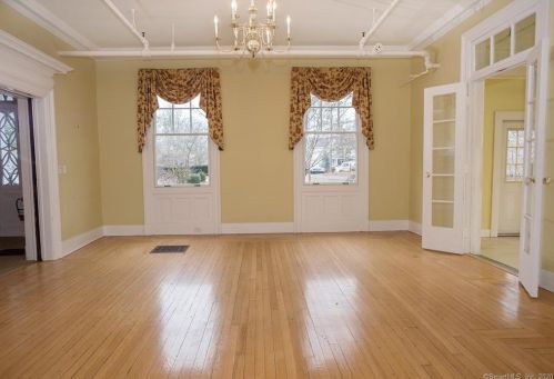 351 Main St, Ridgefield CT 06877-3810 exterior