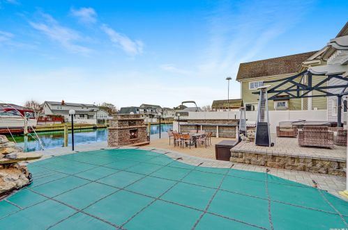 95 Midway St, Babylon NY  11702-4311 exterior