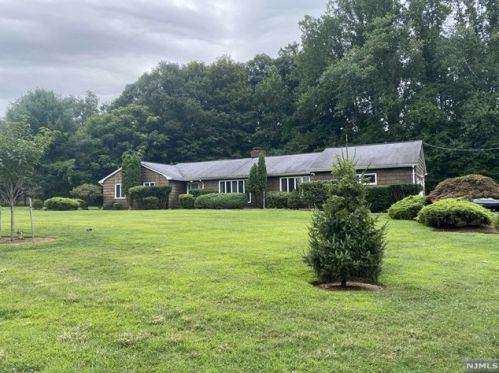 24 Drake Ln, Upper Saddle River NJ  07458-2106 exterior