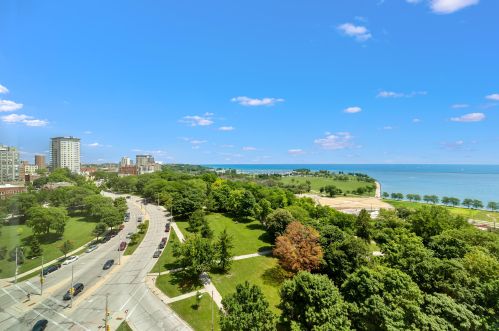 923 Kilbourn Ave, Milwaukee WI 53202-3421 exterior