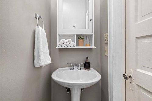 1901 David St, Austin TX 78705-4666 exterior