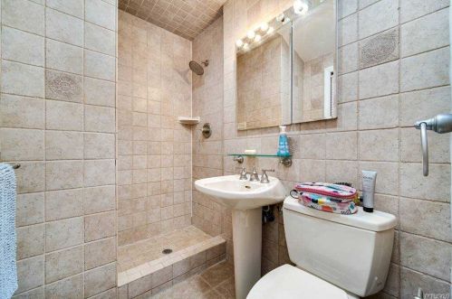 717 Eagle Dr, Valley Stream NY 11581-3539 exterior