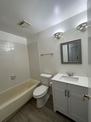 592 Whitmore Dr, Fort Pierce FL  34984-4570 exterior