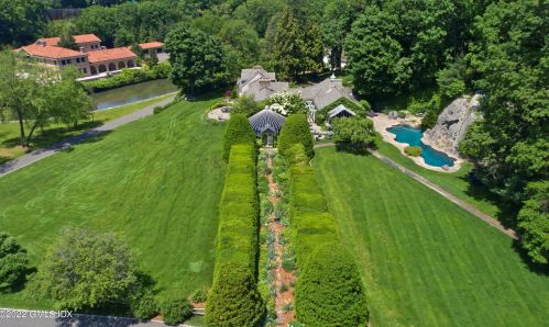 33 Mdw Wood Dr, Greenwich CT 06830-7023 exterior