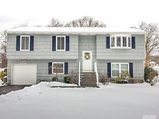 2326 Locust Ave, Hauppauge, NY 11779-6522