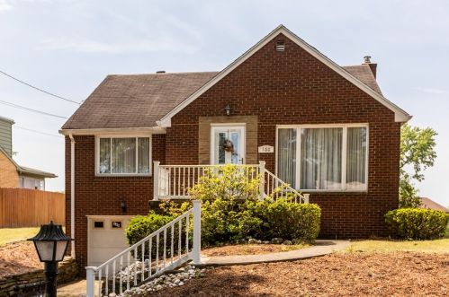 160 Fieldcrest Dr, Pittsburgh, PA 15221-3743