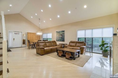 11 Lawrence Ct, Teaneck NJ 07666-6489 exterior