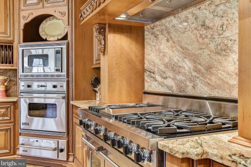 896 Alvermar Rdg Dr, Mc Lean VA 22102-1439 exterior