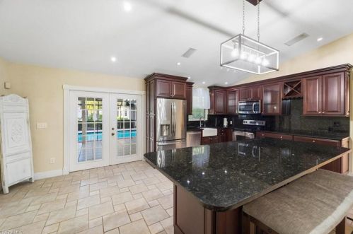 5341 Hickory Wood Dr, Naples FL 34119-1404 exterior